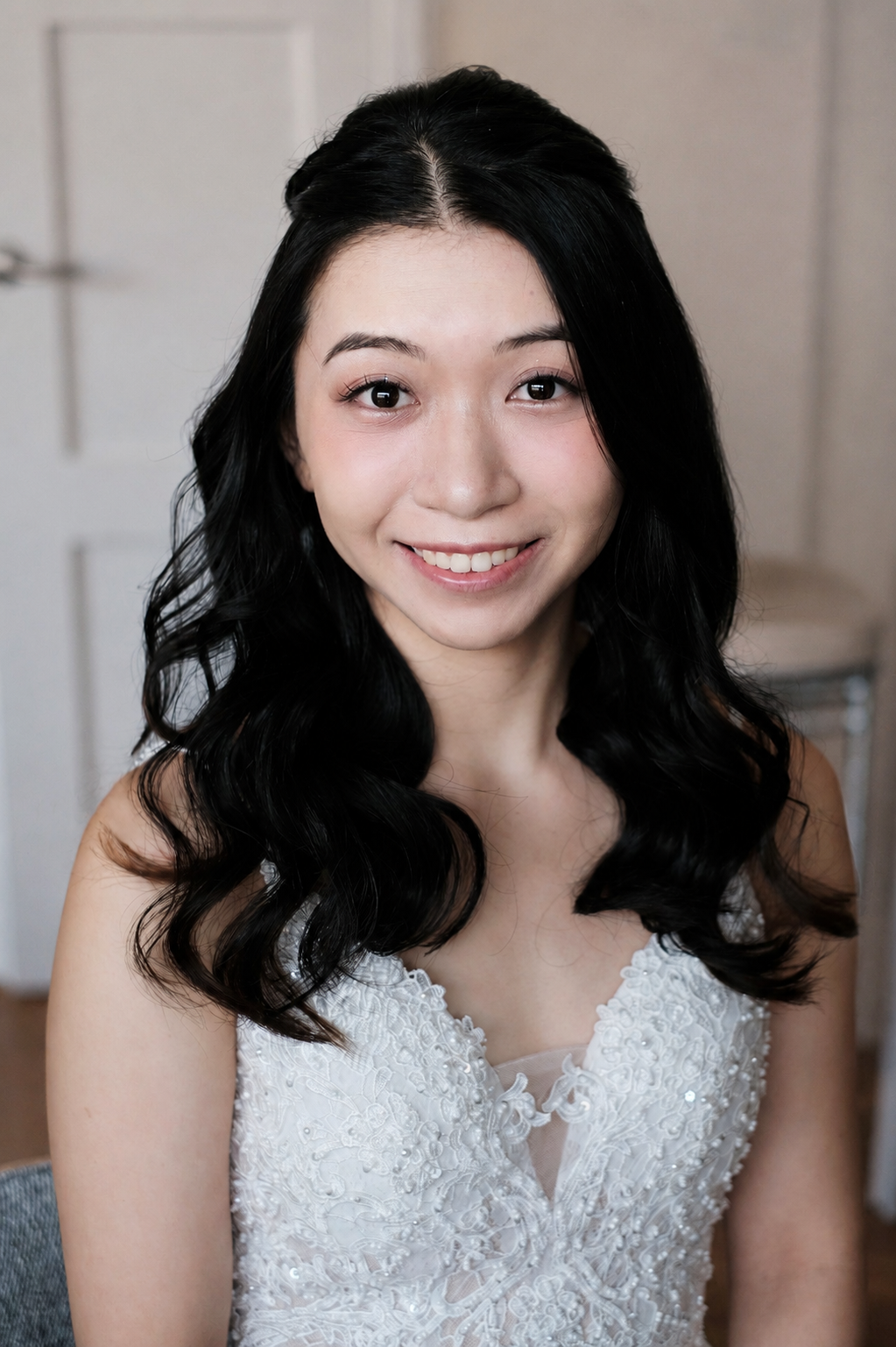 Bride with luminous makeup and soft waves